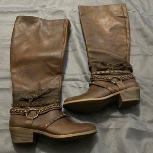 Cute, comfy boots… comes to the knees… made by NOT RATED size 9.5